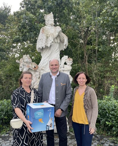 Petra Thaler, Christian Frank und Christine Filipp vor Marterl 