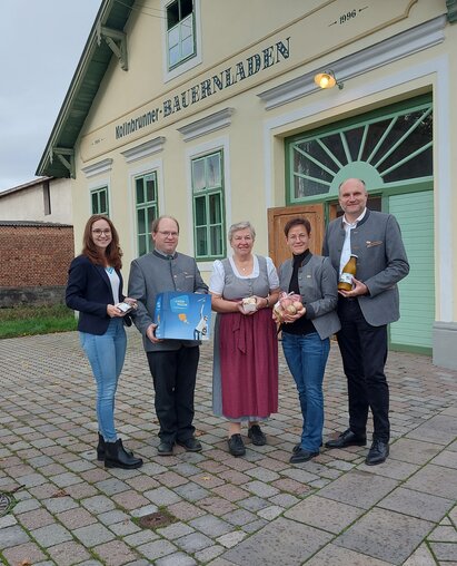 Menschen vor Kollnbrunner Bauernladen