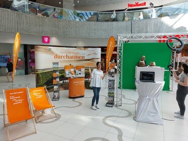 Infostand über das Weinviertel, im Vordergrund stehen Weinviertel Liegestühle, im Hingergrund ein Info-Display über das Weinviertel sowie eine Greenwall für Fotos.