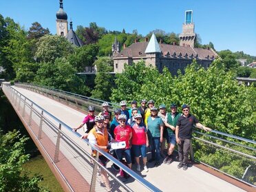 Die Teilnehmer der Projektgruppe bei der Exkursion am Ybbstalradweg. Die Gruppe steht auf einer Radbrücke über die Ybbs.