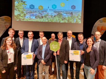 Die Referenten sowie das Team der LEADER Region Weinviertel Ost bei der Smart Region Tagung auf der Bühne.