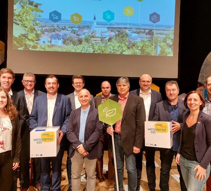 Die Referenten sowie das Team der LEADER Region Weinviertel Ost bei der Smart Region Tagung auf der Bühne.