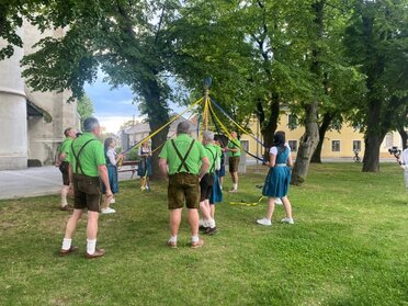 D’Engersdorfer Dirndldrahra tanzen ihre traditionellen Volkstänze in einer Wiese