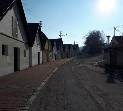 Kellergasse Falkenstein bei Sonnenaufgang, an der linken Bildseite reihen sich die Presshäuser aneinander, mittig die Straße