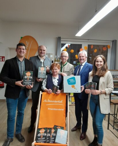 Menschen vor Liegestuhl bei Krimidinnerpräsentation in Buchhandlung