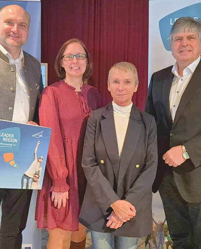 Pressefoto Fullhouse Weinviertel Bgm. Christian Frank (Obmann der LEADER Region Weinviertel Ost sowie der Raiffeisenbank im Weinviertel), Christine Filipp (Geschäftsführerin der LEADER Region Weinviertel Ost), Sonja Steffek (AGWR) und Leopold Kitir (Gemdat)