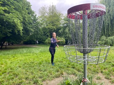 Foto von Frau beim Discgolf spielen